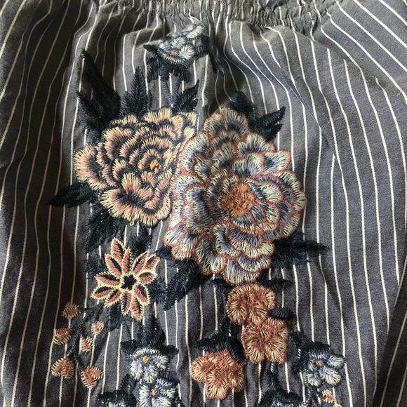 American Eagle Off-the-Shoulder Top - Picture 4 of 5